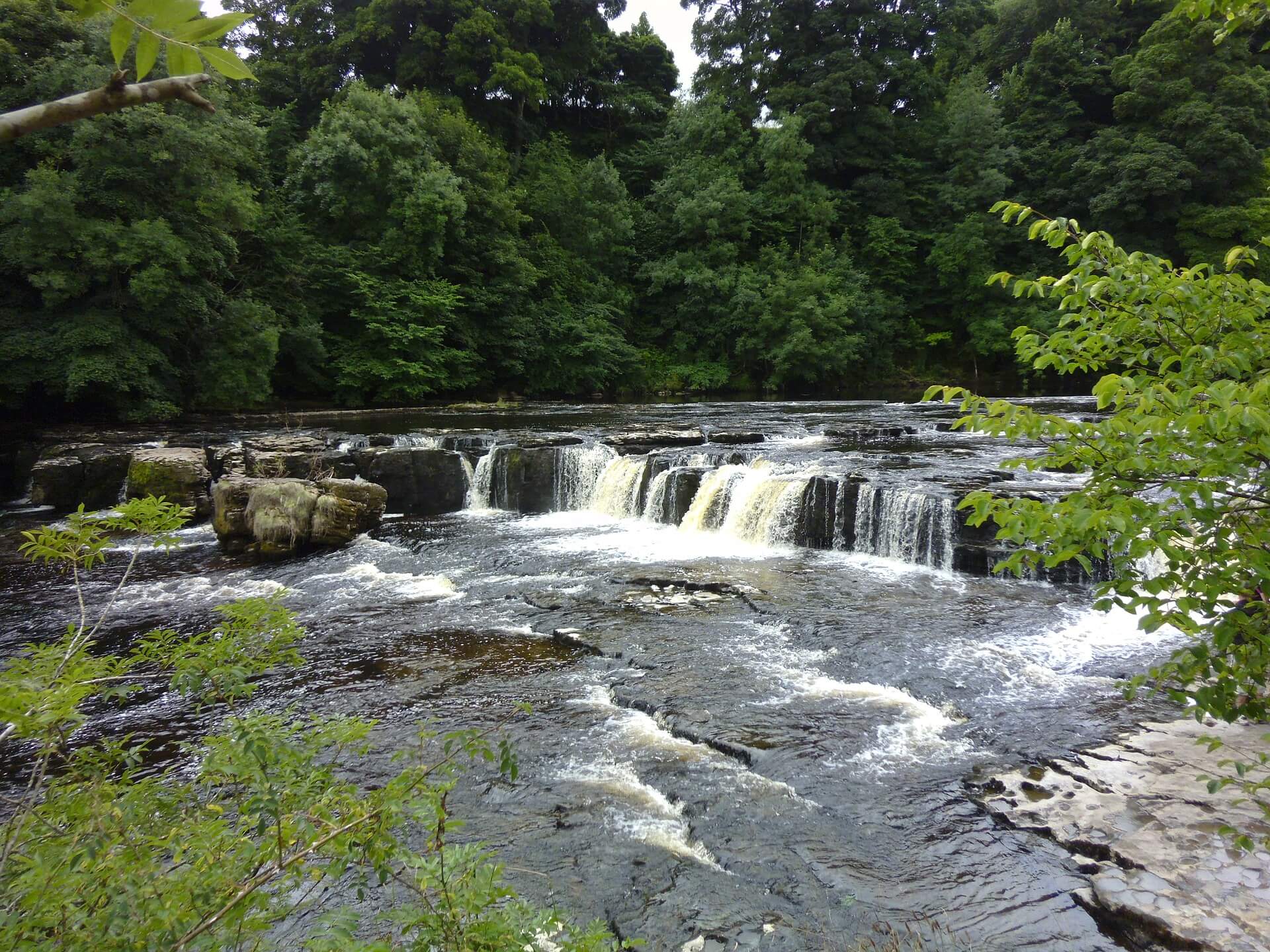 Free family days out in Yorkshire include the stunning Aysgarth Falls
