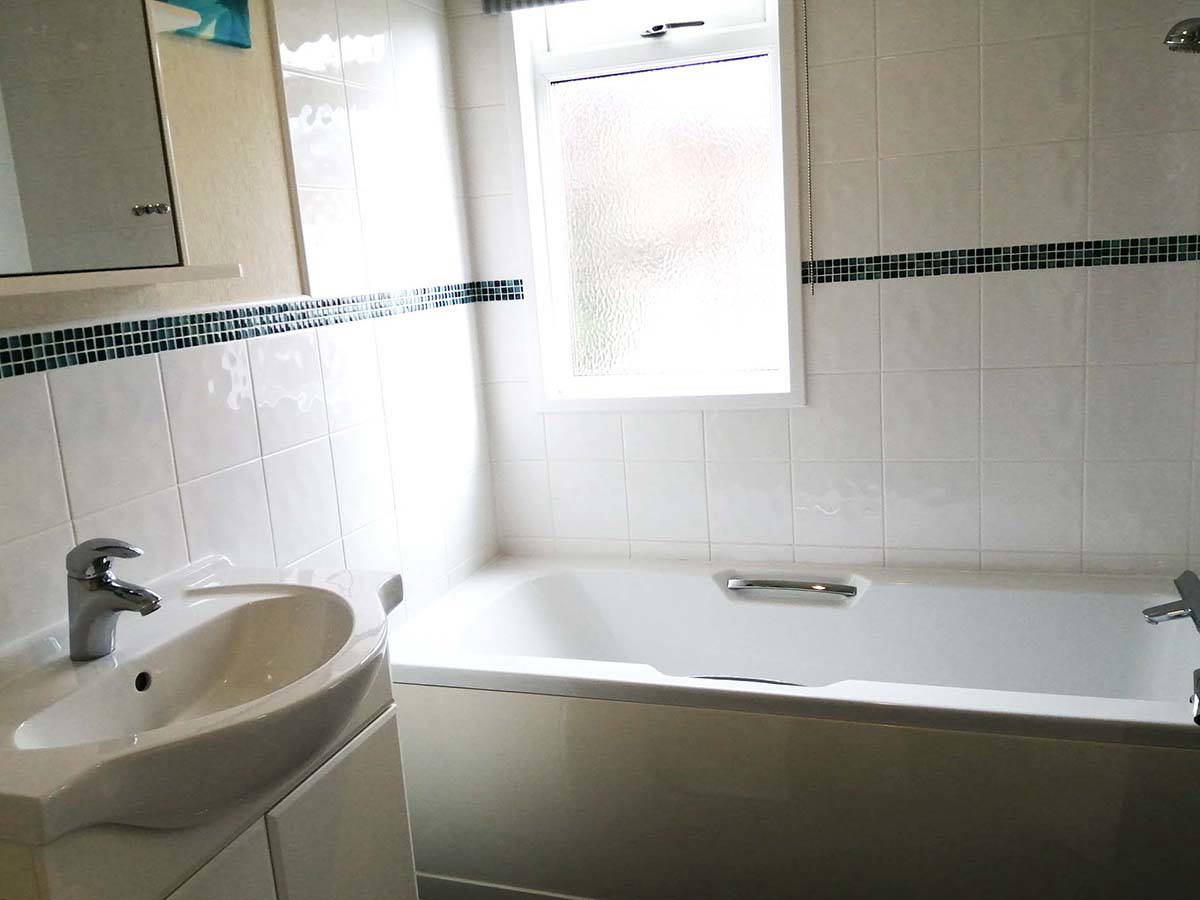 Ardingly Contemporary Updated Bathroom 2 Twin Bedroom